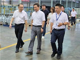 施耐德中國(guó)區(qū)副總裁紀(jì)寶先生一行蒞臨威勝電氣參觀交流